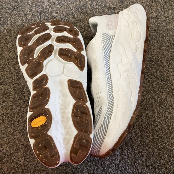 Unisex new balance, fresh foam running shoes women’s size 12 men’s size 10.5. - Picture 3 of 4